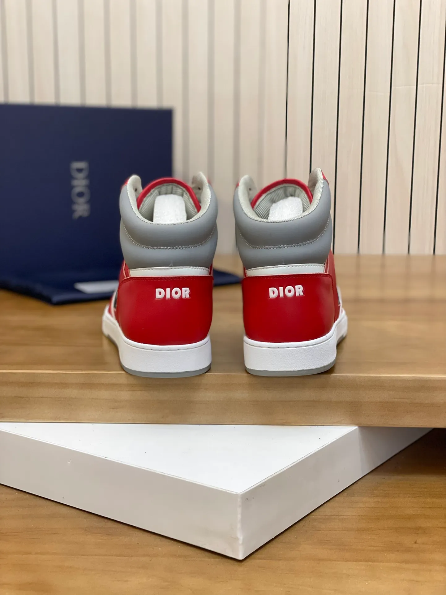 Men's shoes: 💰P460¥ Product trademark: Dior* "Dior*" high-top casual shoes Regular size: 38-44 (can be customized to 45.46) Product materials: Upper imported cowhide stitched with original fabric, breathable lining, original outsole. Number: 1006